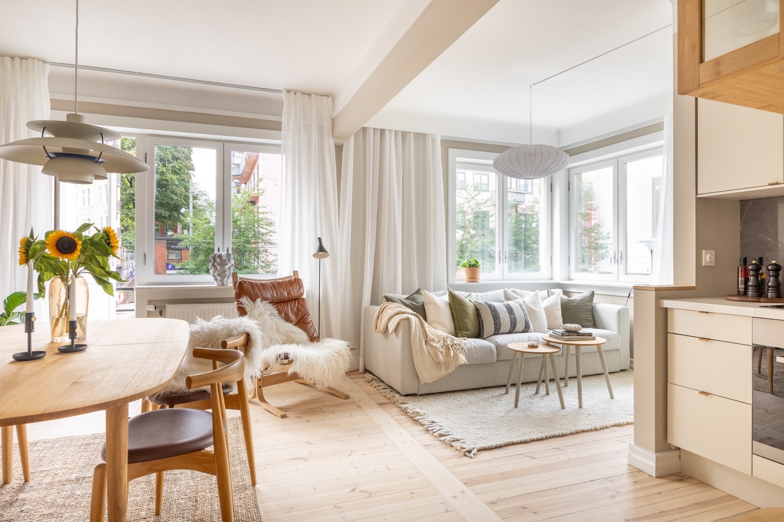 Alle veggflater ble malt og gulv ble slipt i 2024. Galleribilde