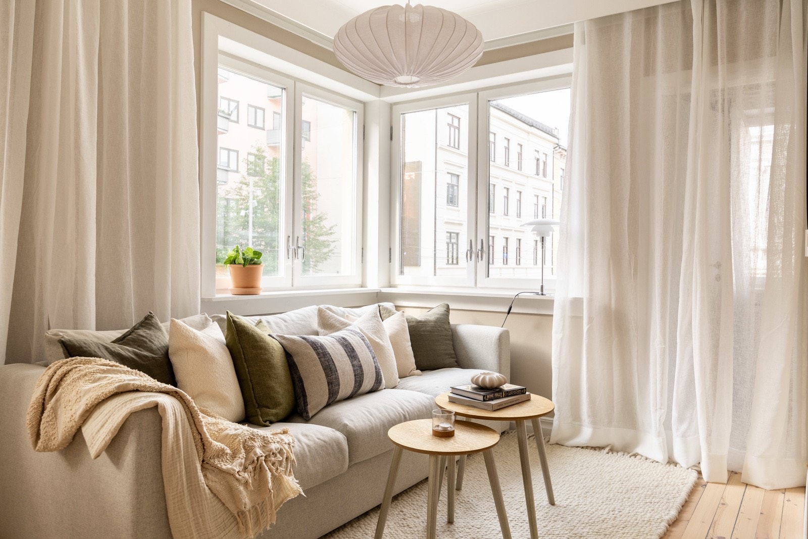 Stuen kan enkelt innredes med både sofa- og spiseseksjon. Galleribilde