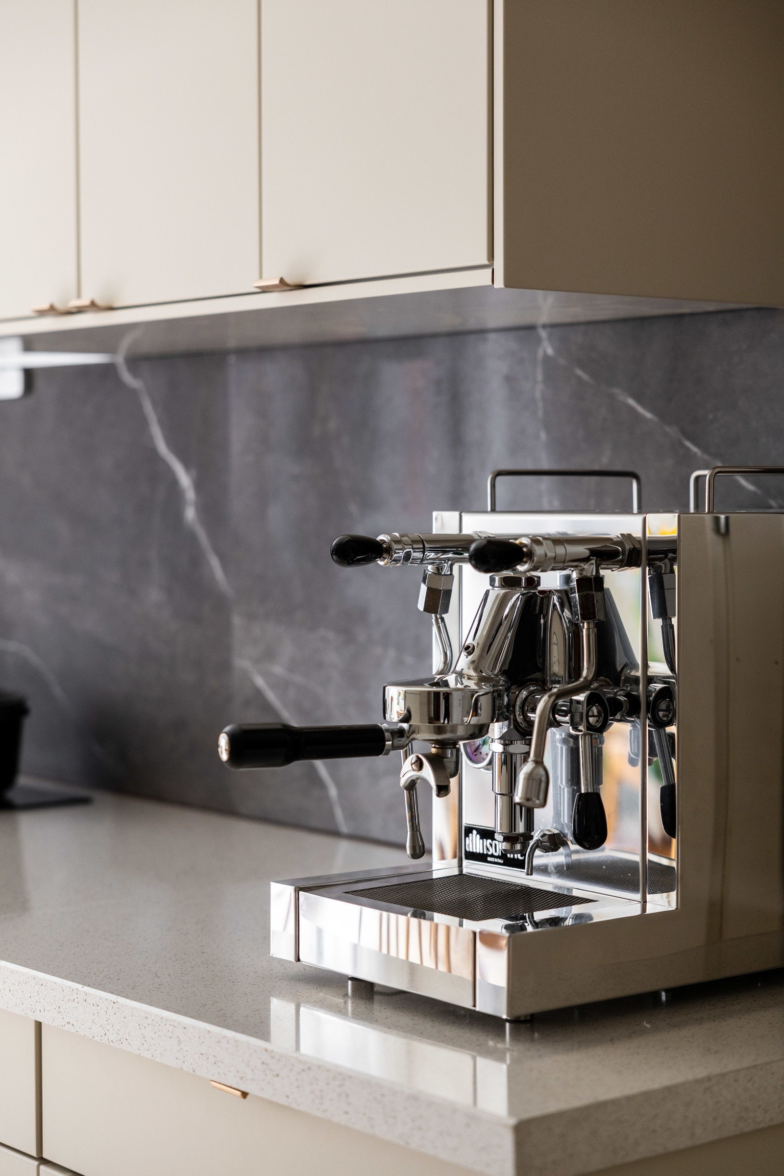 Kjøkkenet har integrerte hvitevarer og benkeplate av stein. Galleribilde