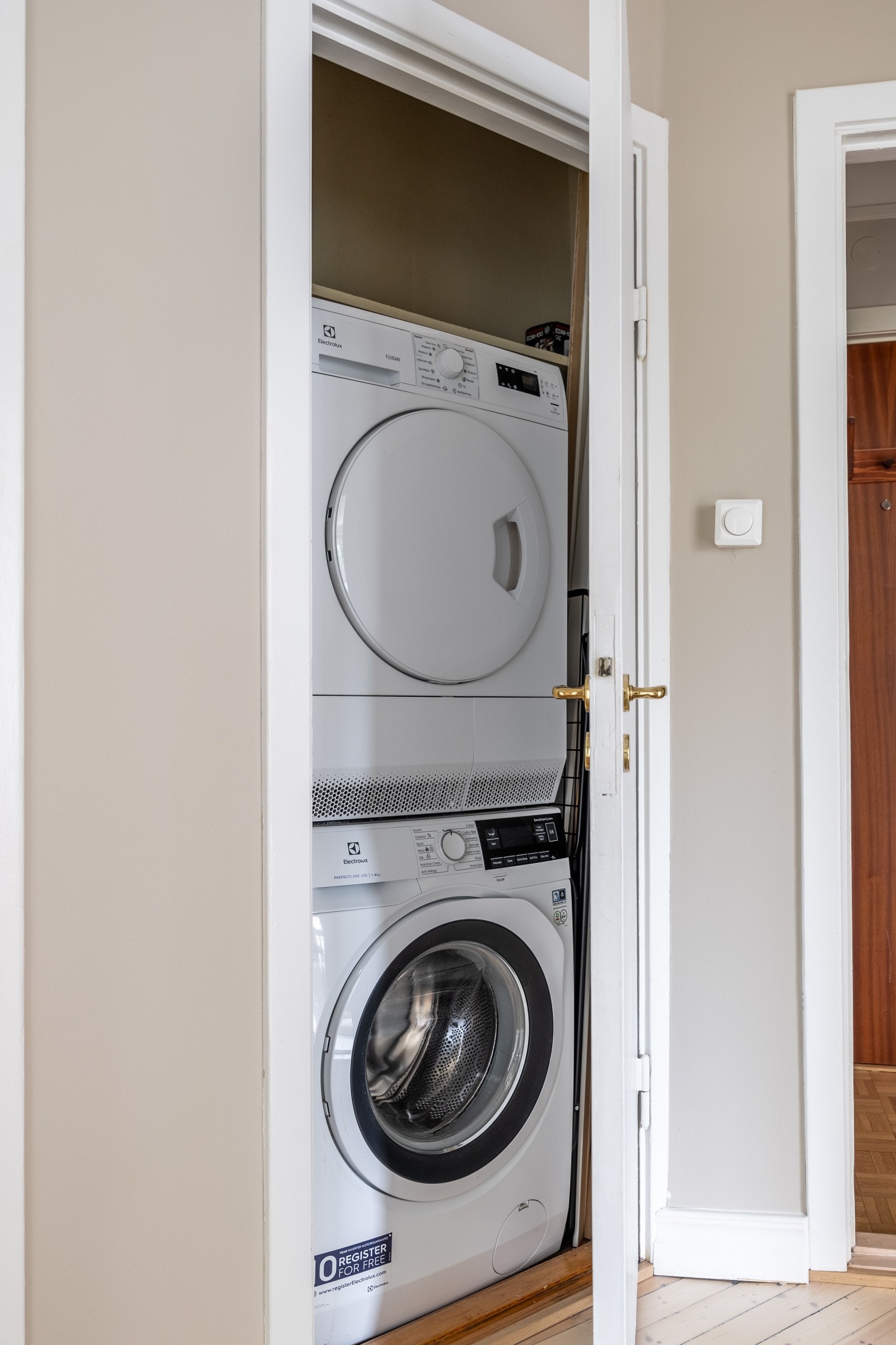 Innvendig bod med opplegg for vaskemaskin og tørketrommel. Galleribilde