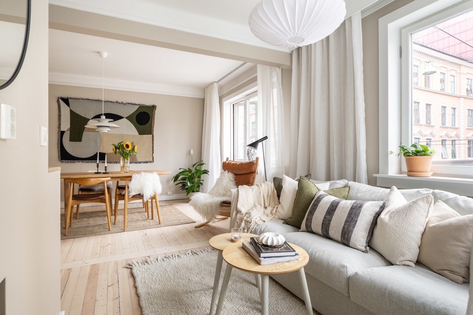 Leiligheten har store vindusflater som slipper inn mye naturlig lys. Galleribilde