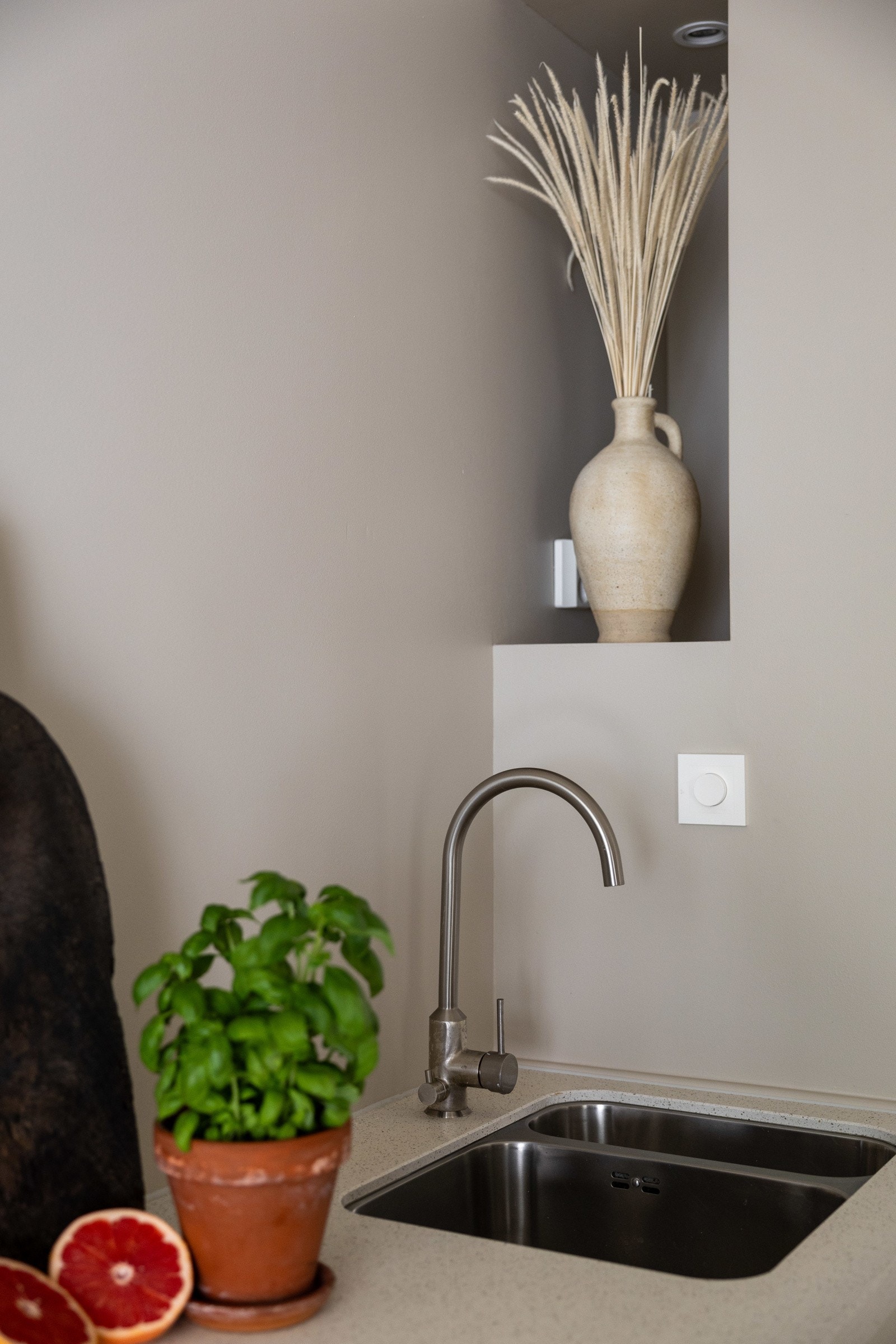 Moderne Ikea kjøkkeninnredning oppgradert i 2020 med slette fronter. Galleribilde