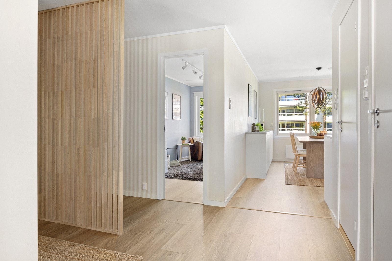 I entréen er det en smart spilevegg som gir skjerming mot soverom og garderobe. Galleribilde