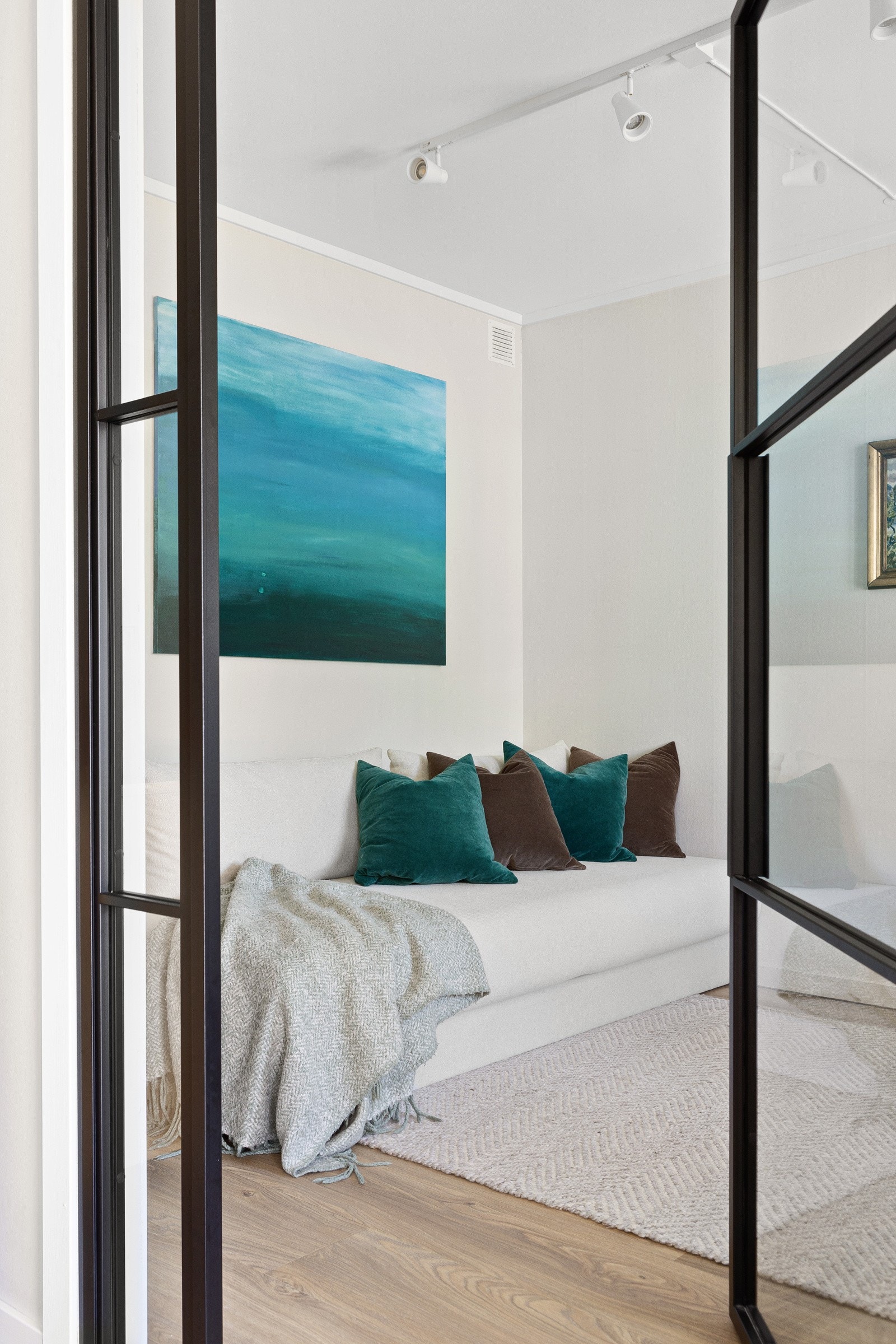 Den tofløyede lydtette glassdøren gjør at soverommet kan innlemmes i stuen når det ikke er i bruk. Galleribilde