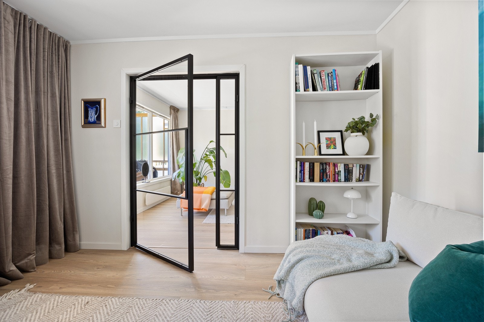 Glassdøren gir økt romfølelse og fin flyt mellom rommene. Galleribilde