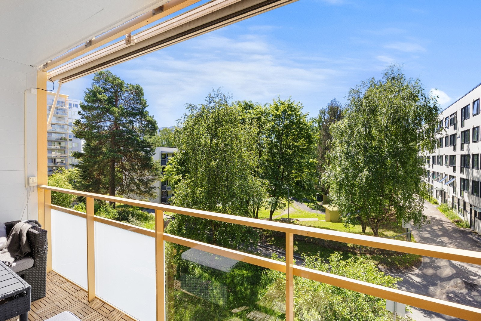 Balkongen vender ut mot frodige og hyggelige fellesareal. Galleribilde