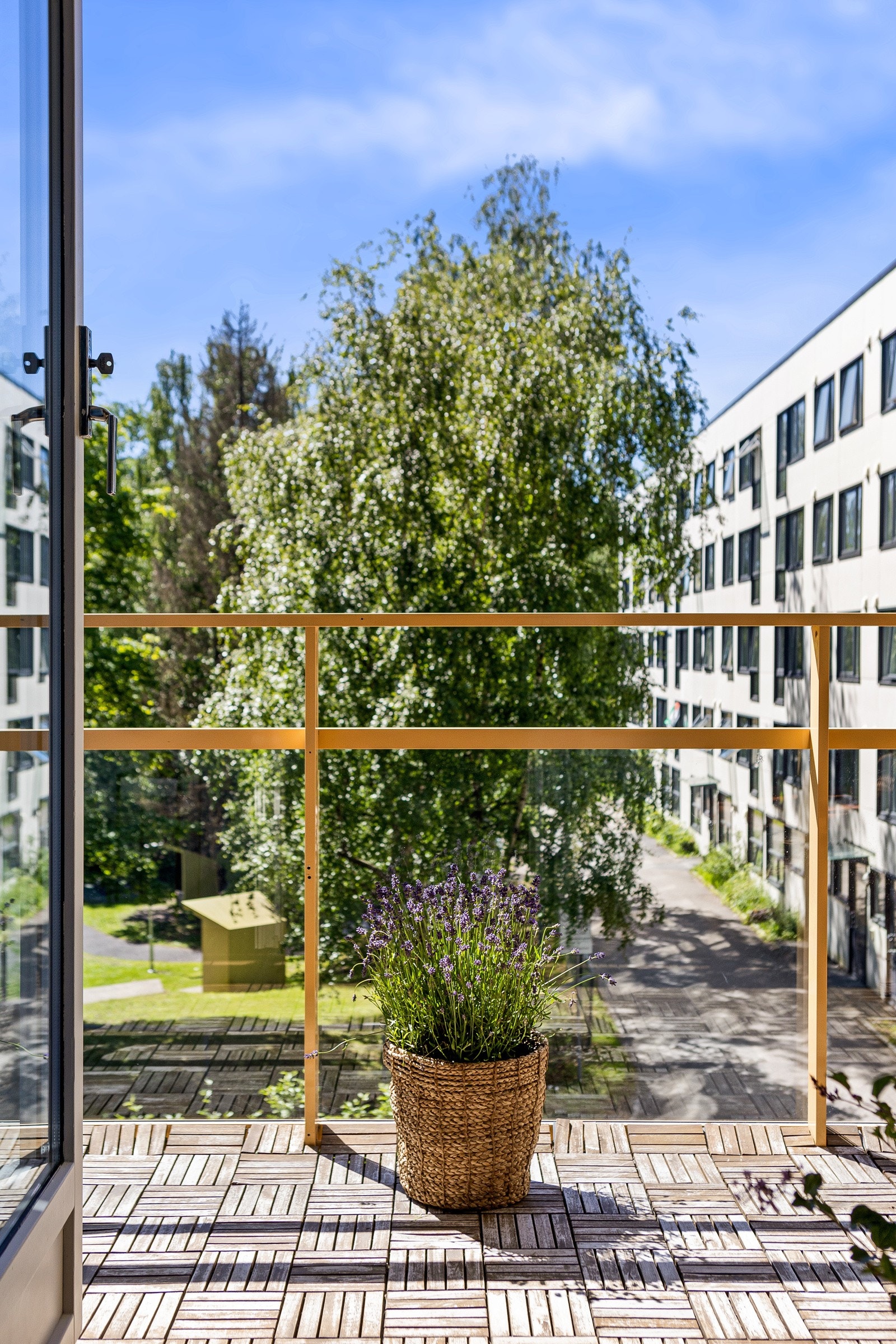 Fra stuen er det utgang til en solrik balkong på ca. 10 kvm. Galleribilde