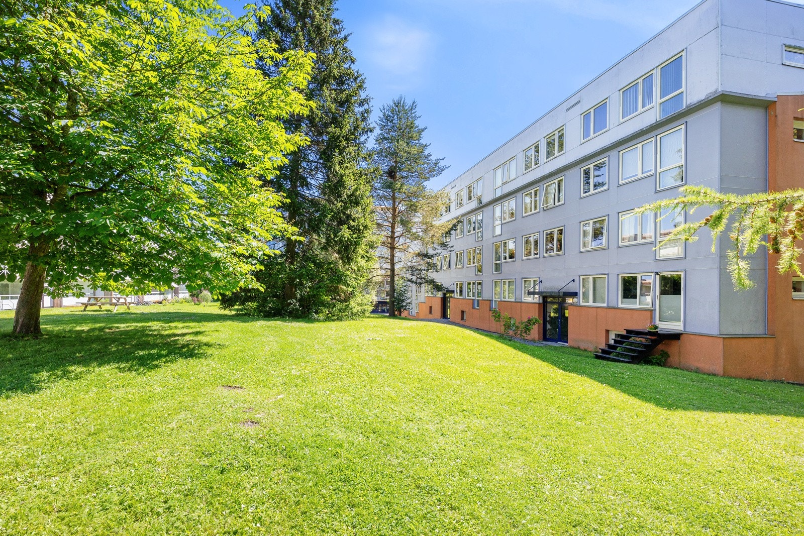 Utenfor blokken har borettslaget flotte, grønne fellesareal. Galleribilde