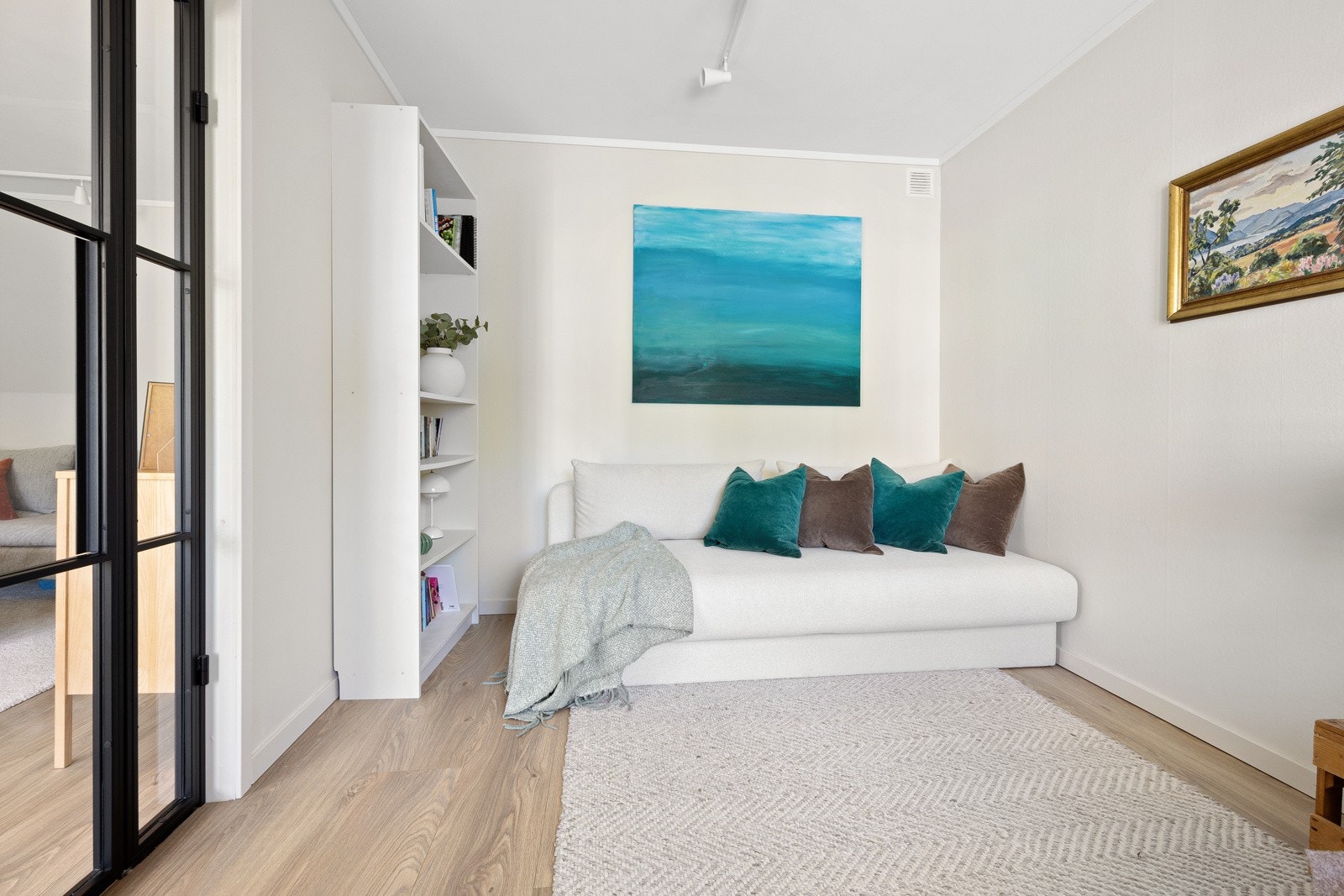 Soverommet har god plass til oppbevaringsmøblement og gjesteseng. Galleribilde