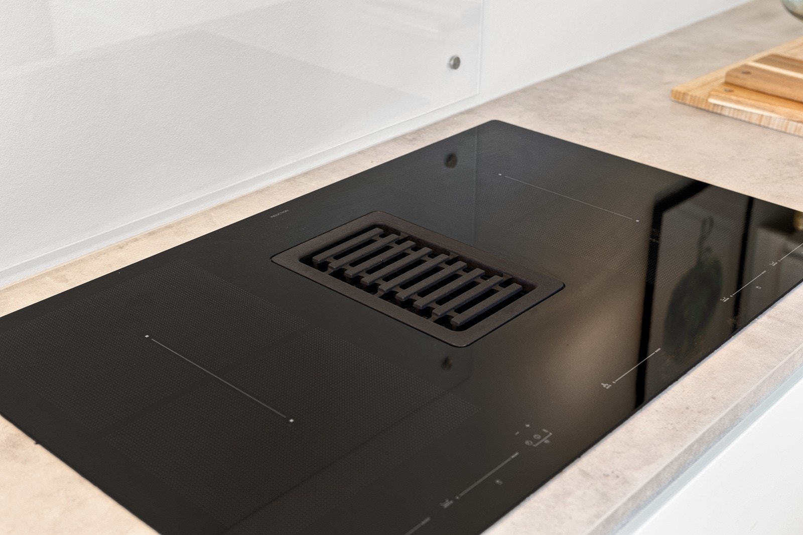 Induksjonstoppen er 80 cm bred og har integrert kullfilterventilator. Galleribilde