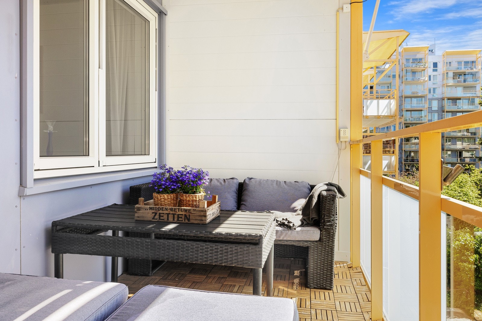 Solrik balkong med god plass for møblering. Galleribilde