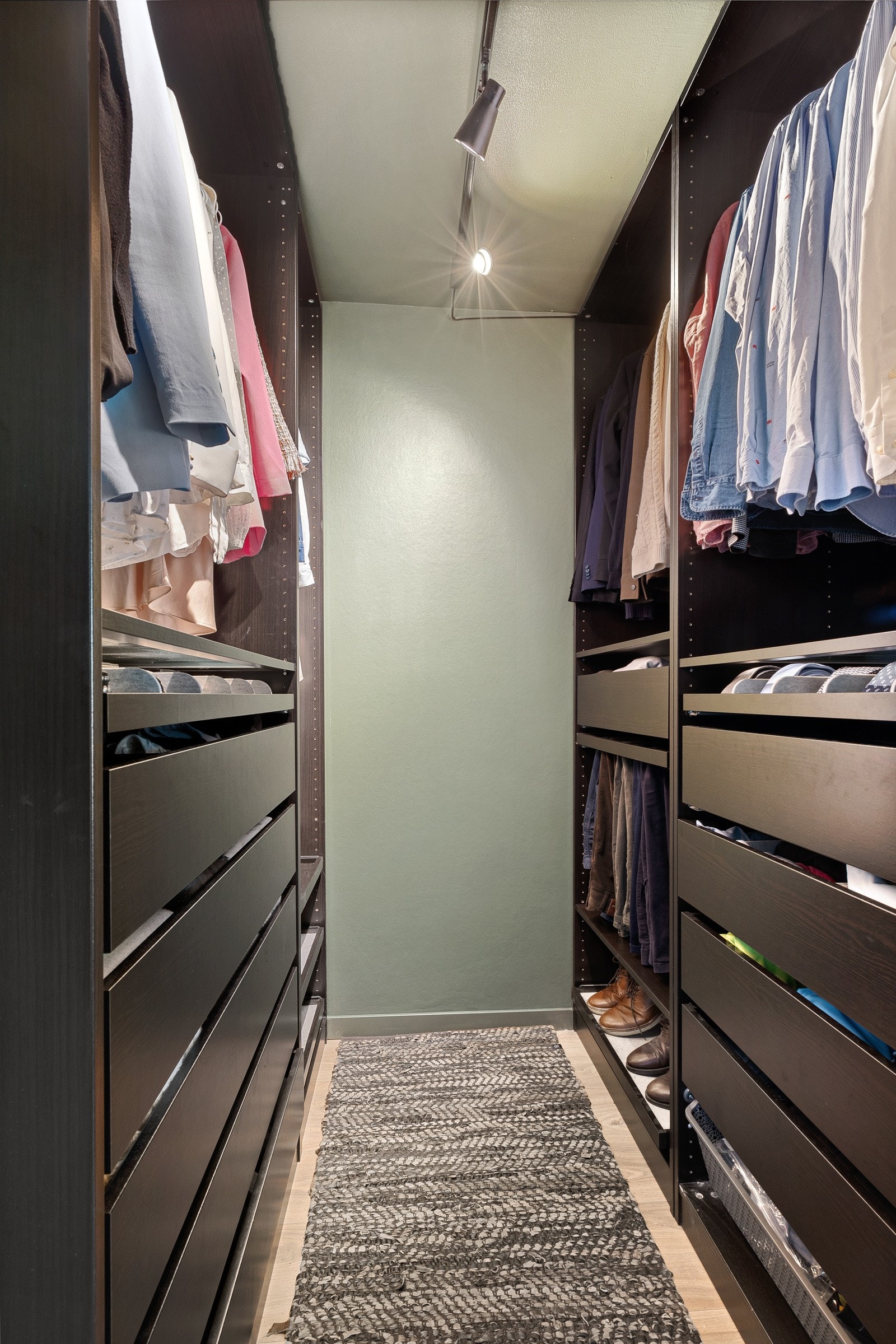 Garderoben er funksjonell og godt innredet med både skuffer, hyller og oppheng. Galleribilde