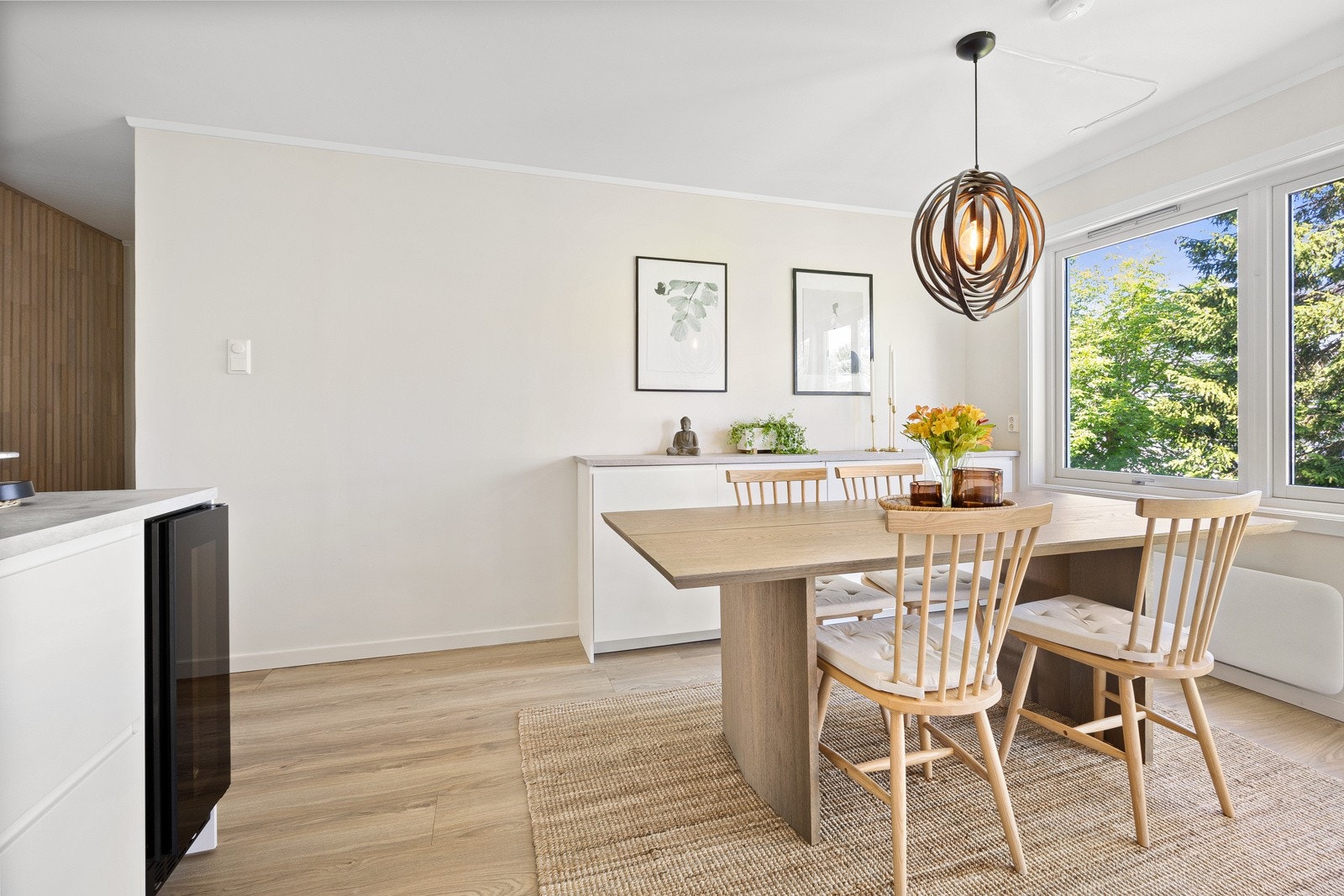 Kjøkkenet er godt utstyrt med hvitevarer som induksjonstopp, stekeovn, oppvaskmaskin, kjøl/frys og vinskap. Galleribilde