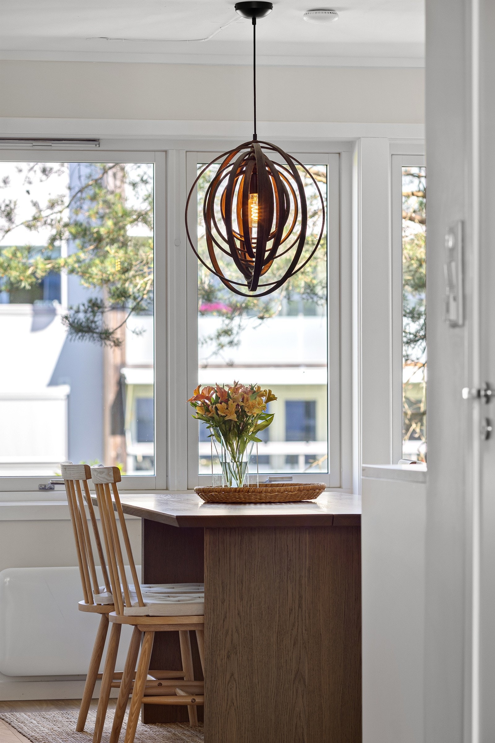 Med et spisebord på kjøkkenet kan familien samles til måltider, gode samtaler og lekselesing. Galleribilde