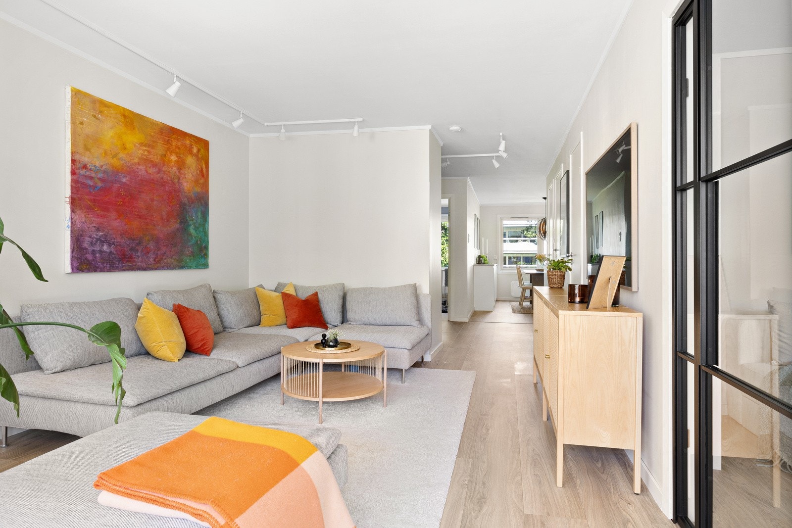 Alle rommene i leiligheten fikk nye enstavs laminatgulv i 2021. Galleribilde