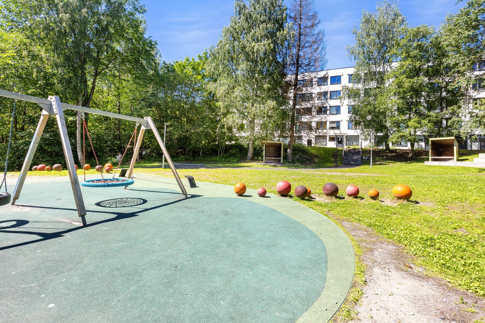 Lekeplass med flere apparater gir fine utfordringer for de små. Galleribilde