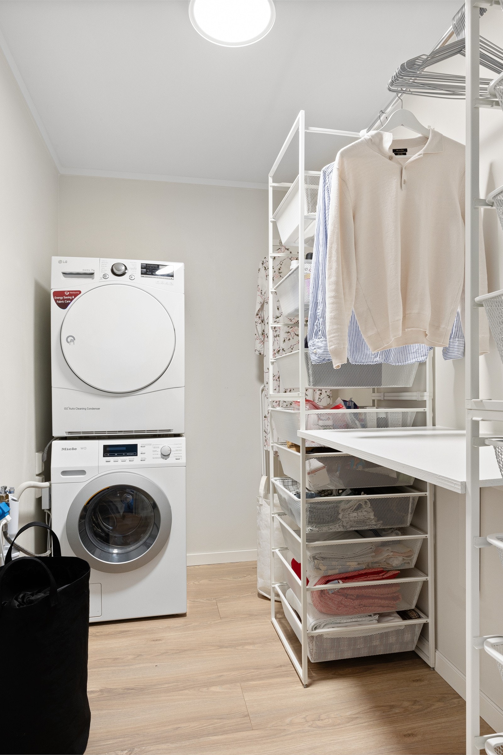 I bod/teknisk rom er det etablert opplegg for vaskemaskin i søyle og en smart innredning med benk og tørkemuligheter. Galleribilde