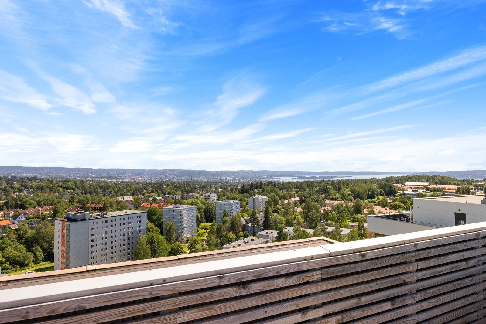 Fra takterrassene kan man nyte utsikten utover by og fjord. Galleribilde