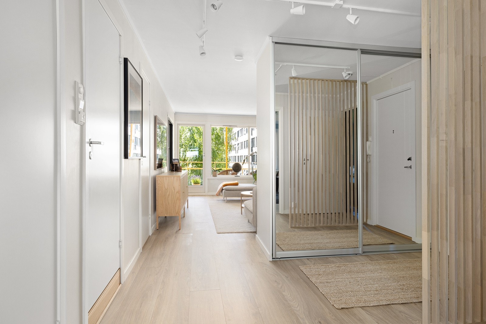 Entréen har porttelefon og skyvedørsgarderobe fra 2021. Galleribilde