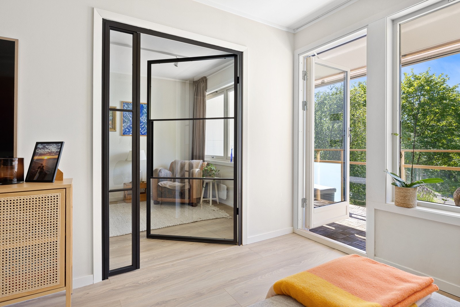 Mellom stuen og ett soverom ble det satt inn en tofløyet glassdør i 2023. Galleribilde