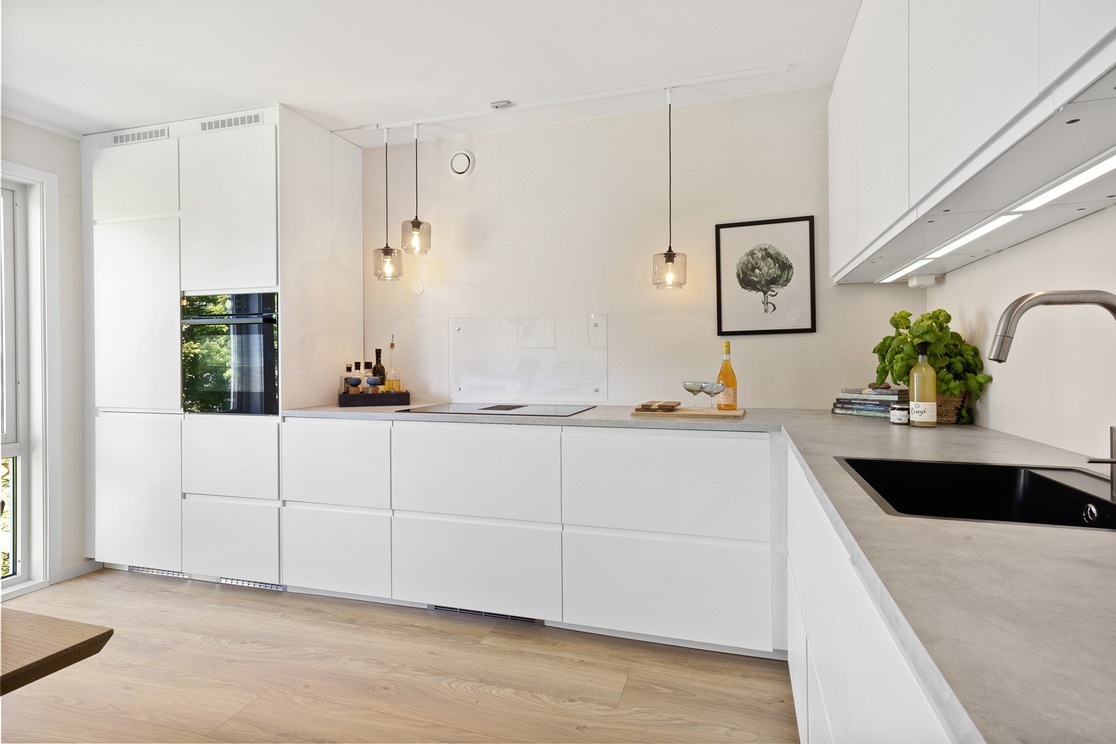 Kjøkkeninnredningen er fra Ikea og var ny i 2021. Galleribilde