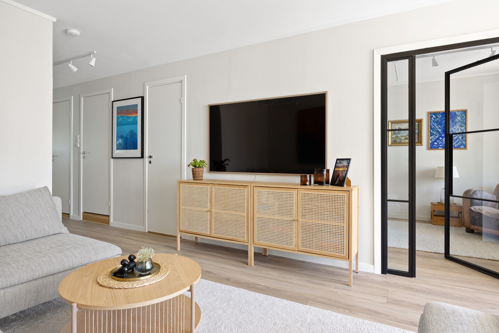 Stuen er lys og fin, og har god plass til tv-løsning og stor sofagruppe. Galleribilde