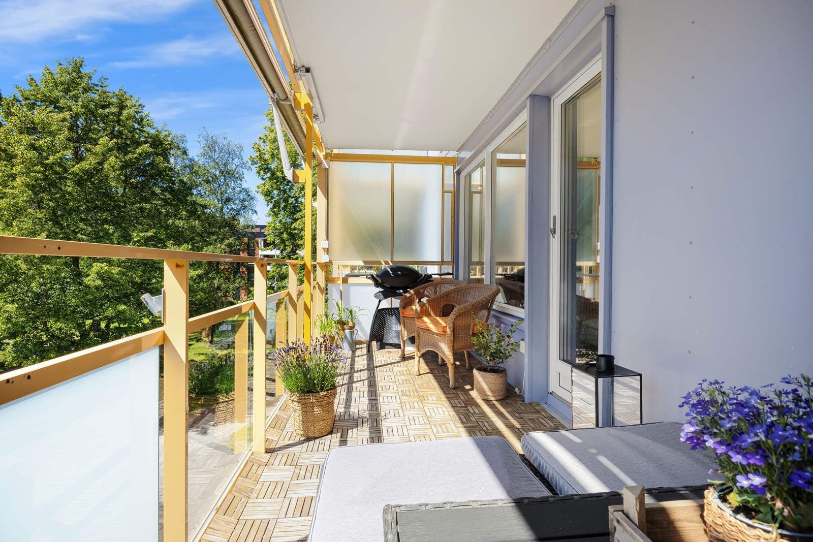 På hver side er det levegger som gjør det mer privat, og arealet gir muligheter for flere sittegrupper. Galleribilde