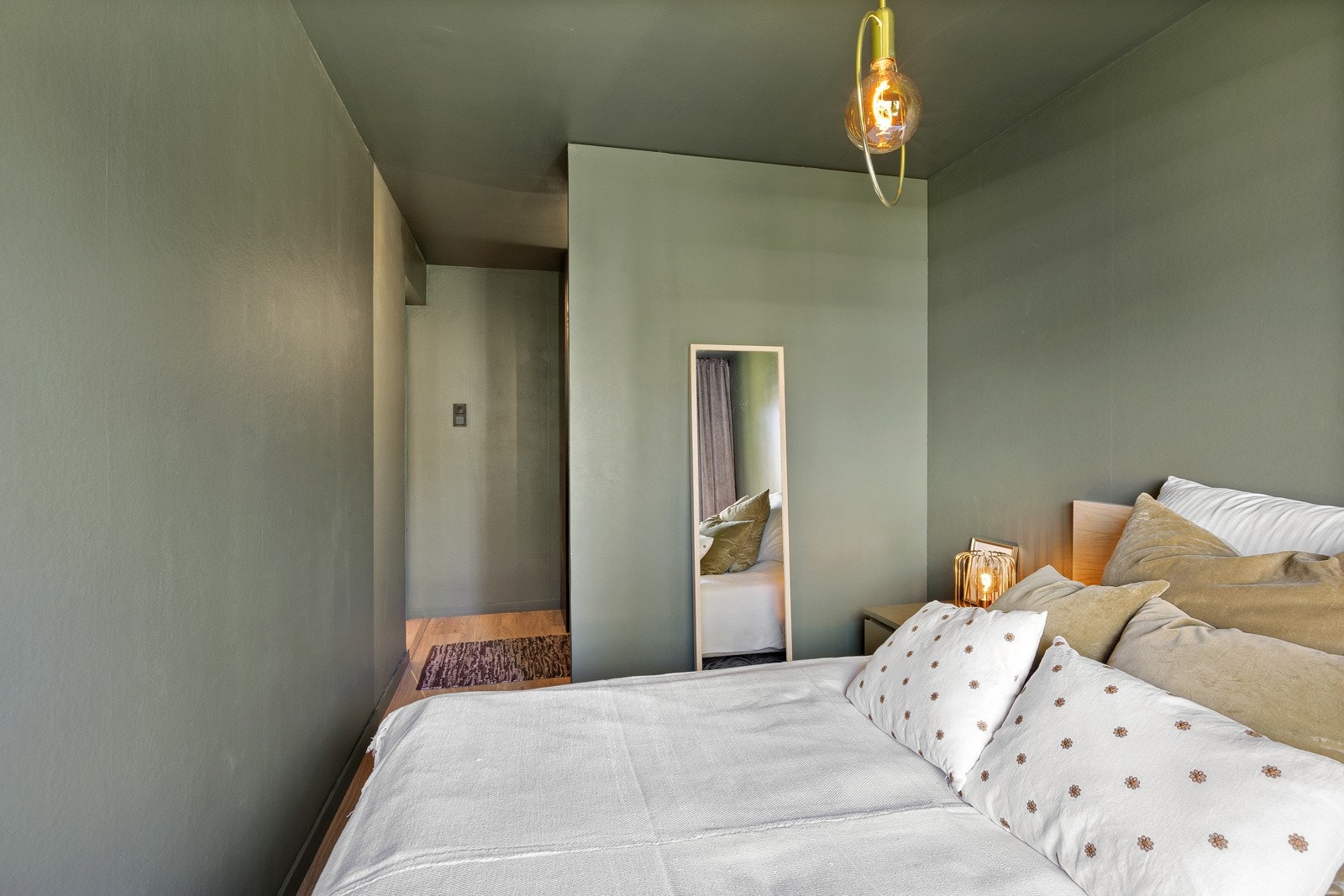 Garderoben ligger skjermet bak en vegg. Galleribilde