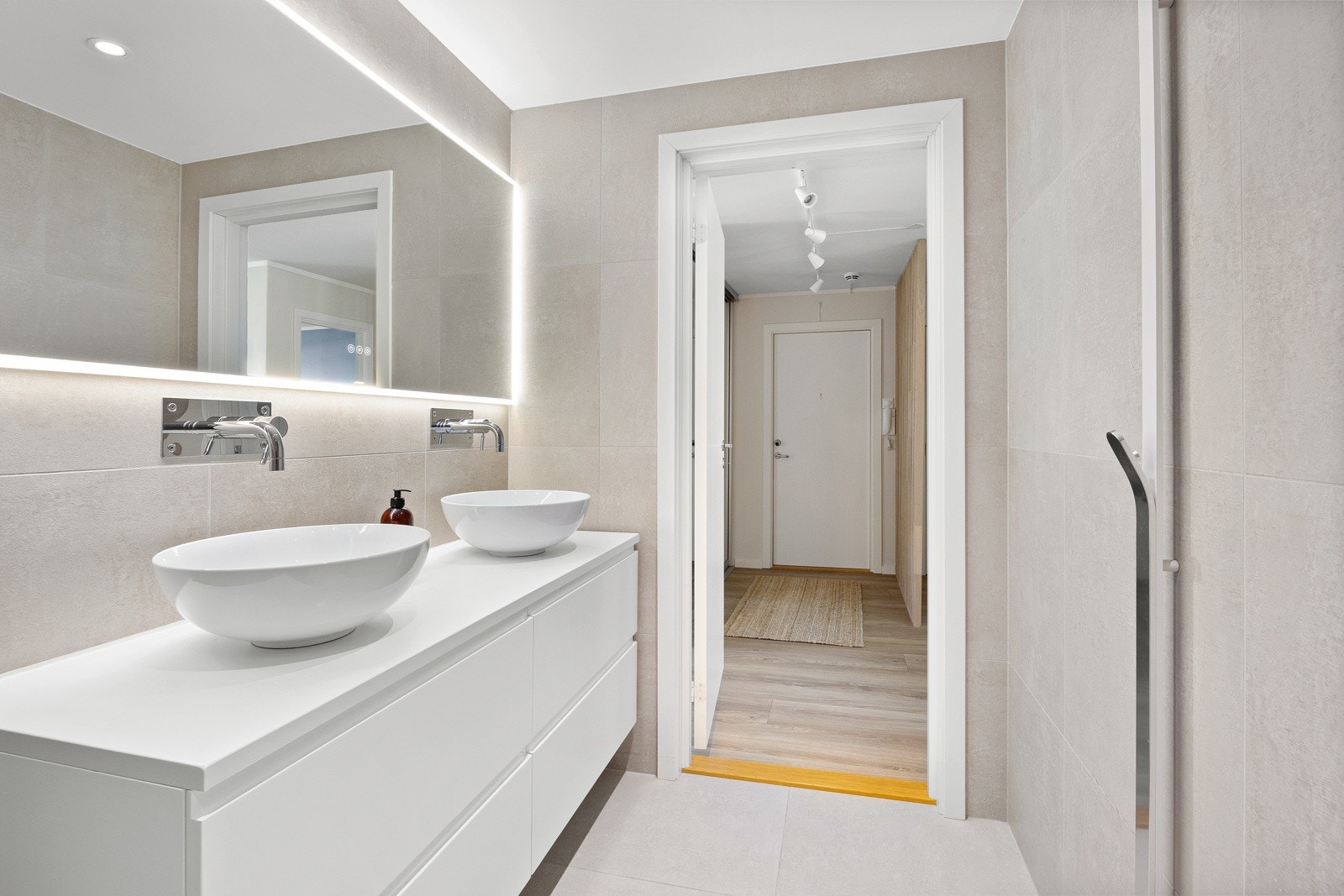 Med dobbel servant i porselen går morgenstellet unna i en fei. Galleribilde