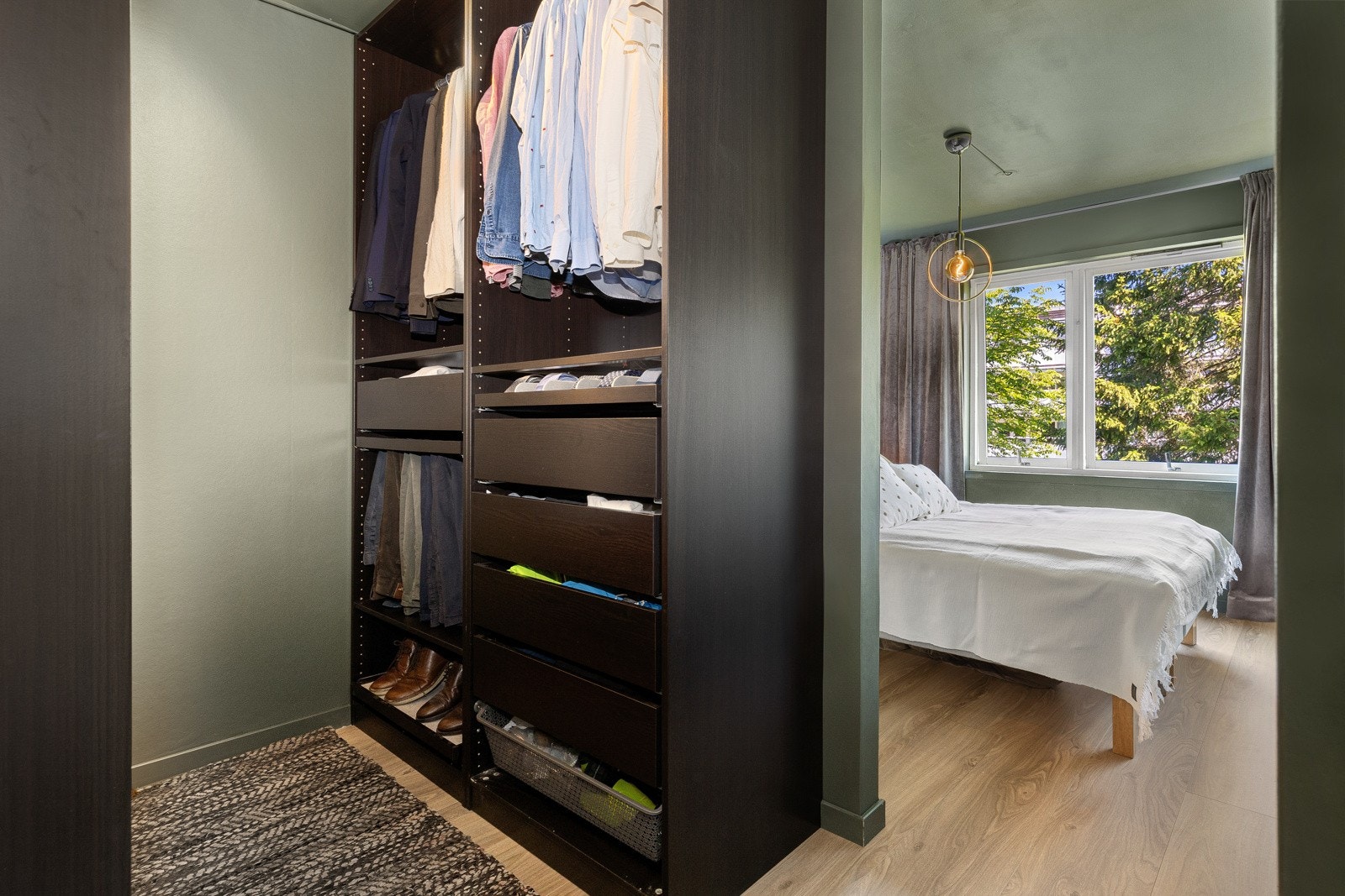 I tilknytning til hovedsoverommet er det laget en stilig garderobe. Galleribilde