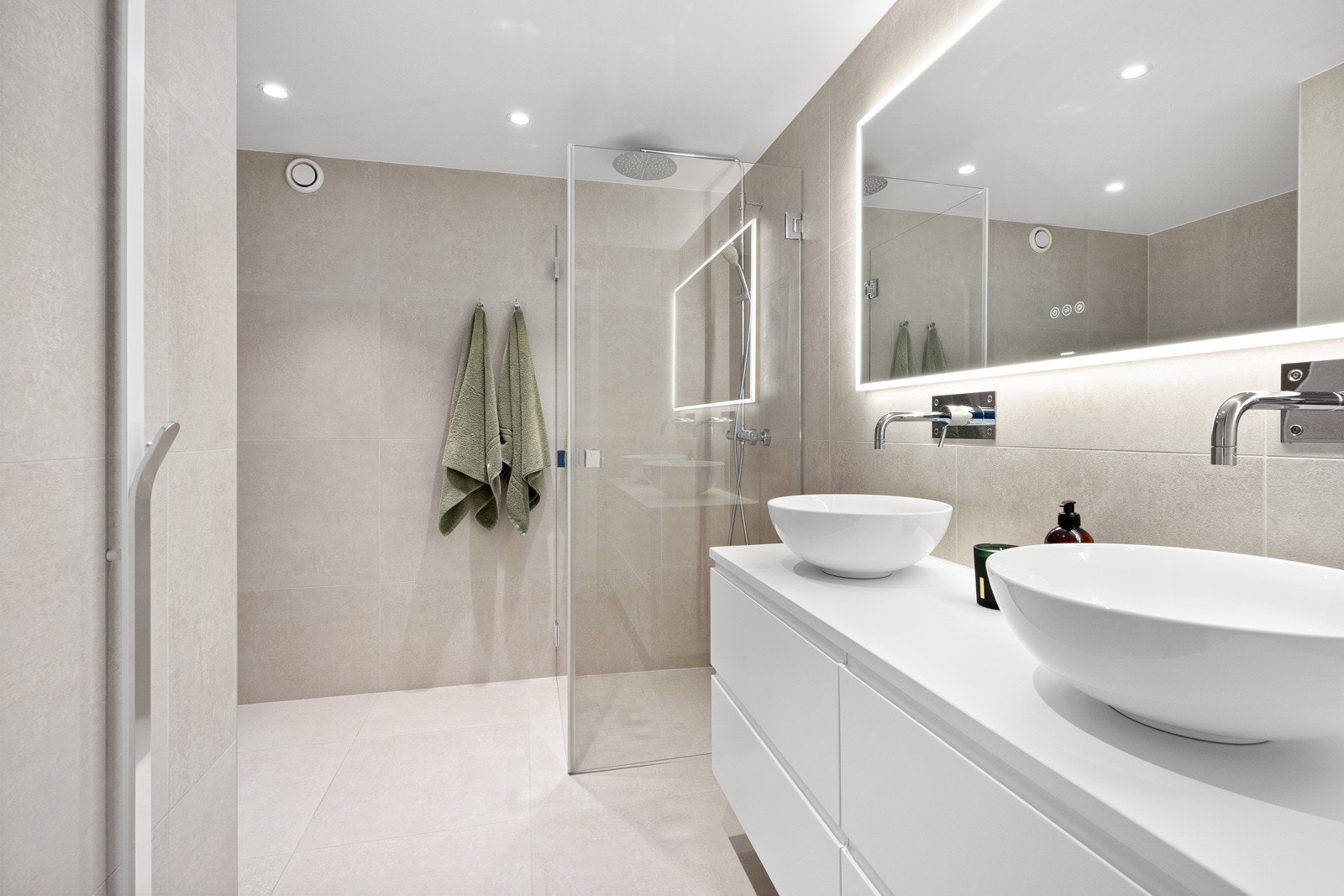 Leiligheten har et lekkert bad og et separat toalettrom fra 2021, begge med flislagte gulv og gulvvarme. Galleribilde