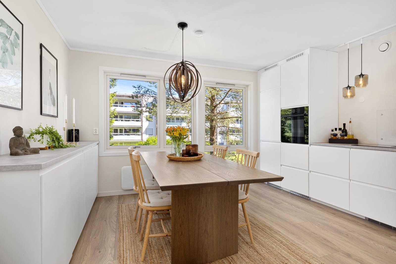 Kjøkkenet er et luftig rom som ligger adskilt fra stuen. Galleribilde