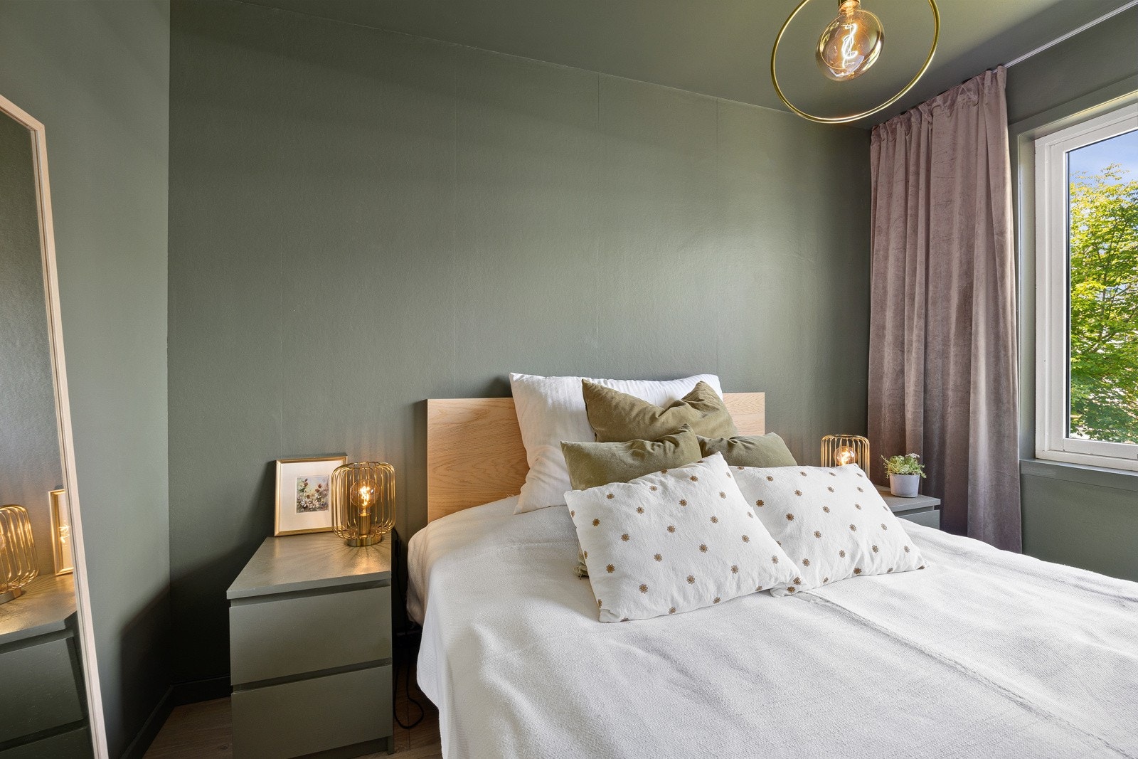 To av soverommene er plassert i samme ende, hvilket er praktisk om man har småbarn i hus. Galleribilde