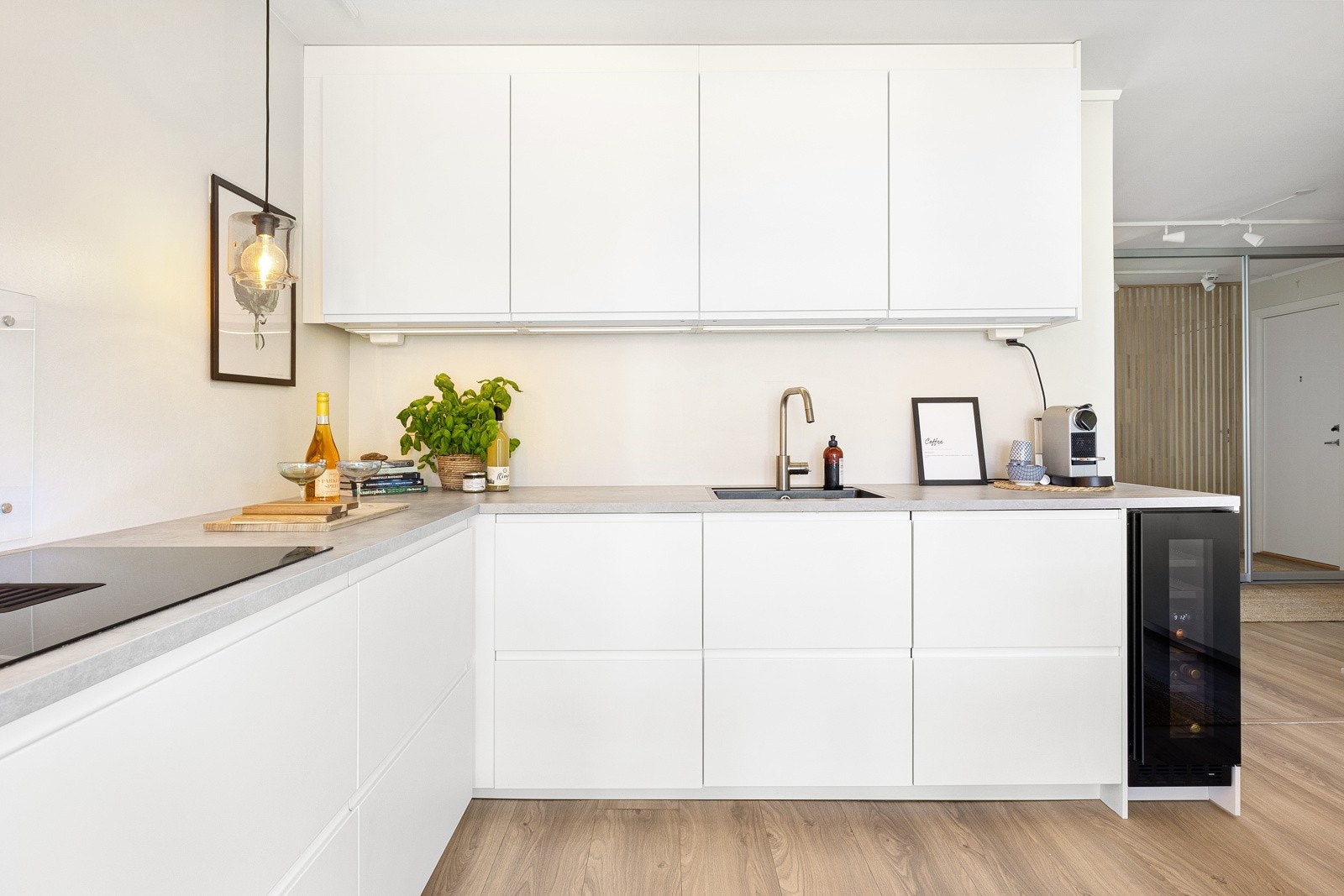 Innredningen er bygget langs tre sider, med overskap og høyskap på to sider som gir godt med skap- og benkeplass. Galleribilde