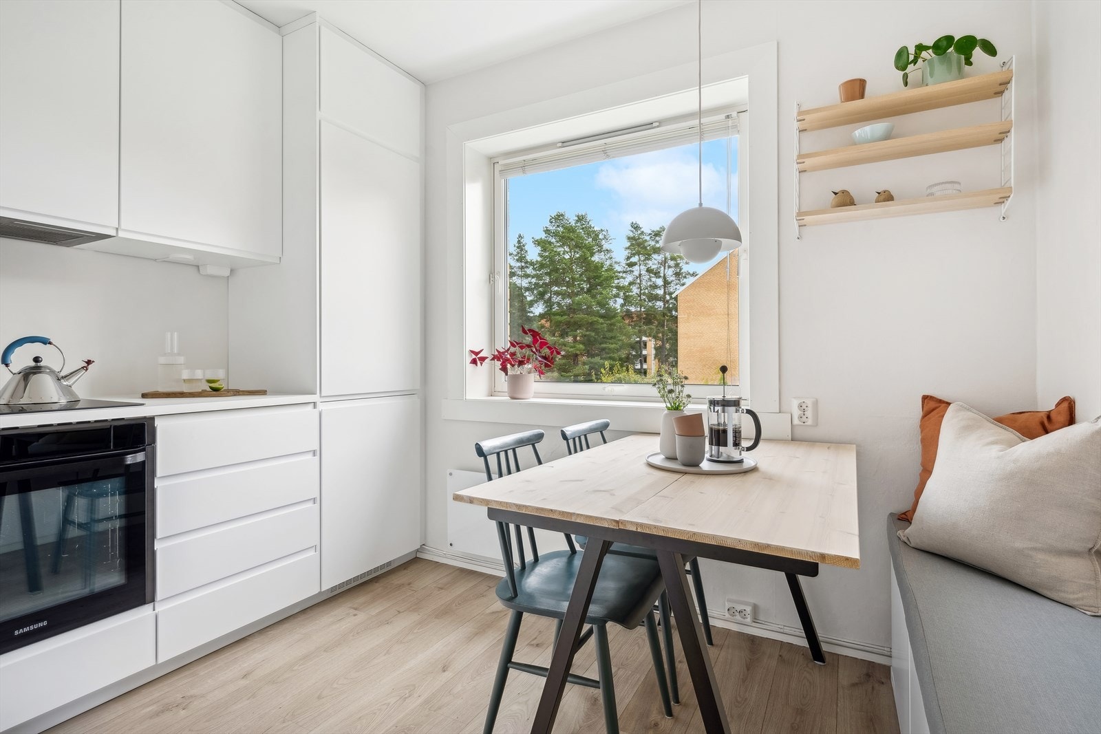 Stilrent kjøkken med nytt elektrisk, innredning og varmtvannsbereder fra 2022. Galleribilde