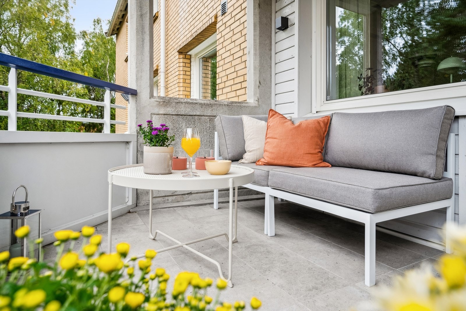 Her er det plass til det du måtte ønske av elektrisk-/gassgrill og balkongmøbler for fine sommerdager. Galleribilde