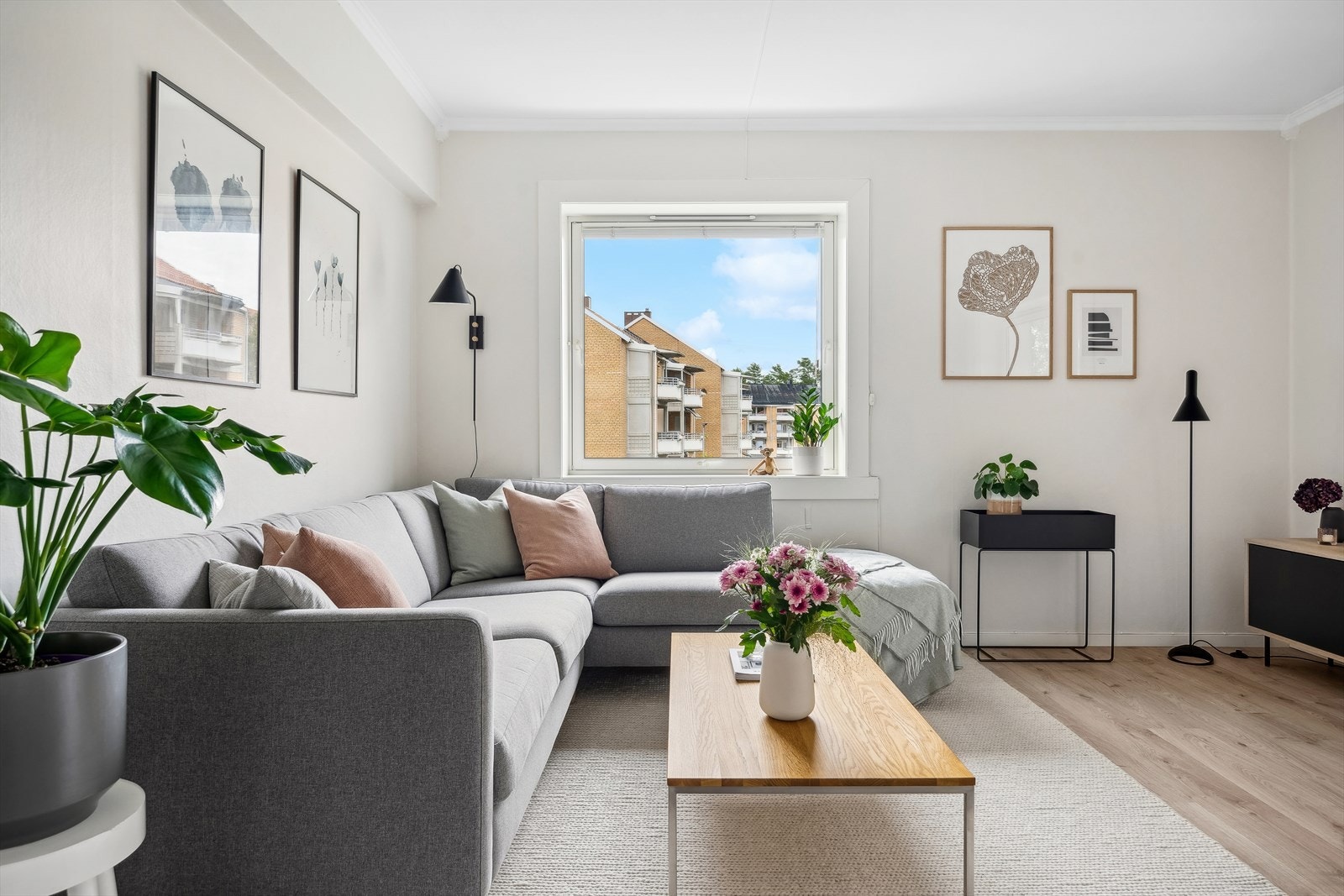 Et sosialt rom med gulvvarme og plass til det du måtte ønske av spisebord og sofa med tilhørende tv-møblement. Galleribilde