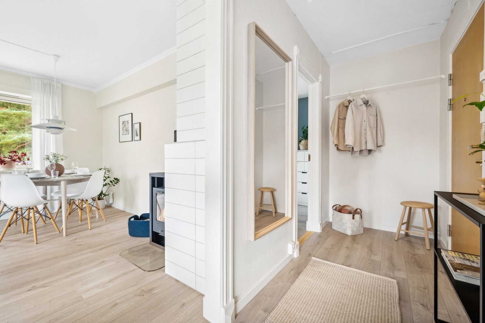Romslig entre med stang for å henge fra seg yttertøy og behagelig gulvvarme i entré, stue og bad. Det er lyd- og brannklassifisert entrédør med kikkehull. Galleribilde