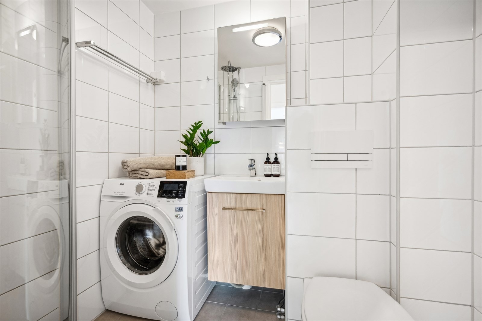 Pent og tidløst baderom med elektrisk gulvvarme og opplegg for vaskemaskin. Badet ble pusset opp i borettslagets regi i ca. 2011. Skapplass i servantinnredning og speilskap m/lys. Galleribilde