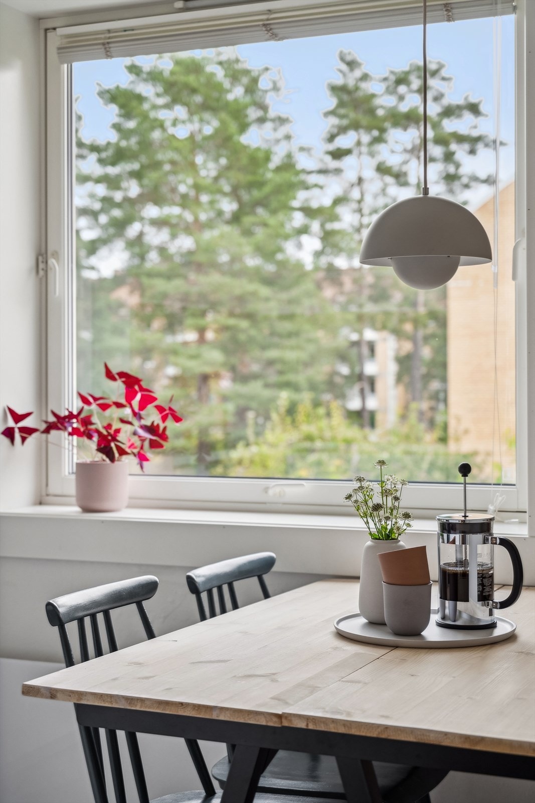 Praktisk sittebenk i samme innredning for trivelig sitteplass ved vindu med idyllisk utsyn. Galleribilde