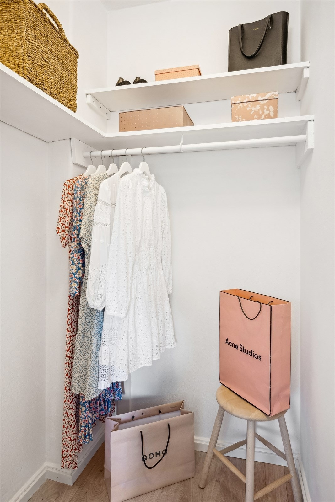 I tilknytning til soverommet er det en praktisk innvendig bod/walk-in-closet med innredning. Galleribilde
