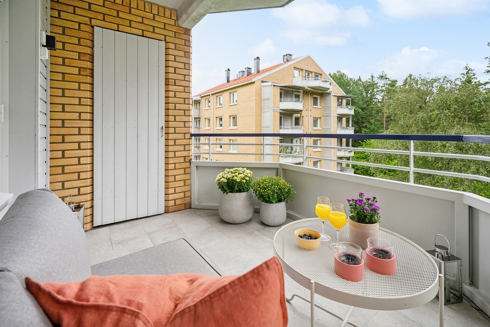 Fra stuen er det utgang til en sydvendt balkong på 6m² med nydelig grønt utsyn og gode solforhold. Her er det lagt lekre fliser i 2023 og praktisk utebod på for lagring Galleribilde