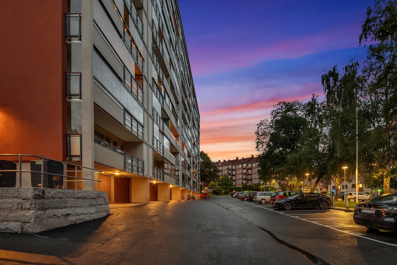 Borettslaget tilbyr både parkeringsplasser og garasjeplasser til utleie. Disse plassene tildeles av styret basert på en venteliste Galleribilde