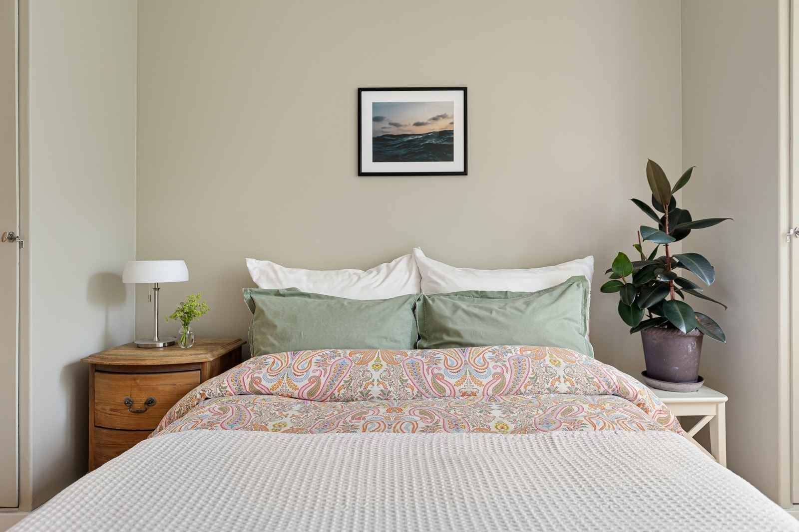 God plass til dobbeltseng og tilhørende møblement Galleribilde