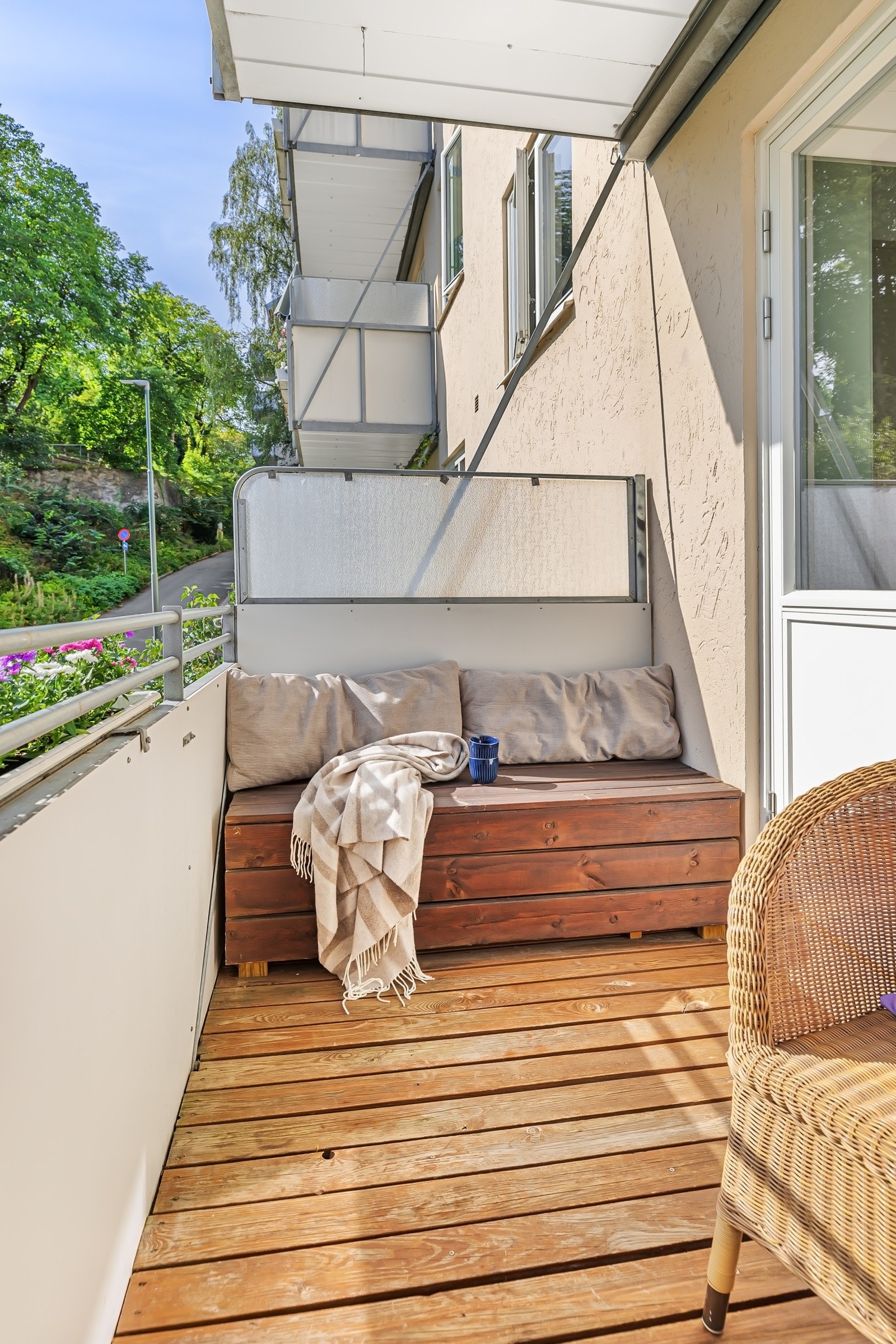 Det er en plassbygd putekasse for smart oppbevaring av puter, varmelampe og diverse Galleribilde