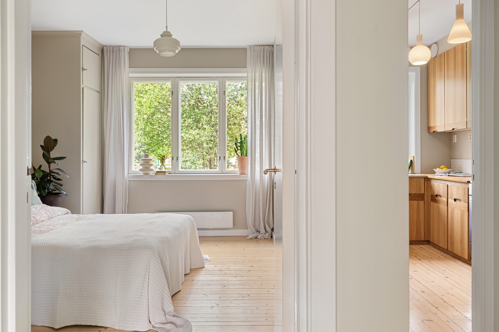 Soverommet har tilkomst fra entréen Galleribilde