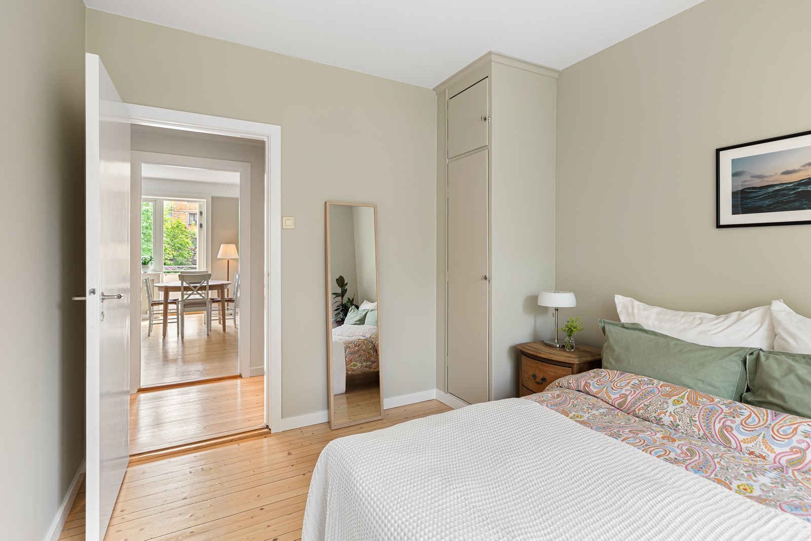 Soverommet er malt i lyse farger som skaper en luftig og behagelig atmosfære Galleribilde