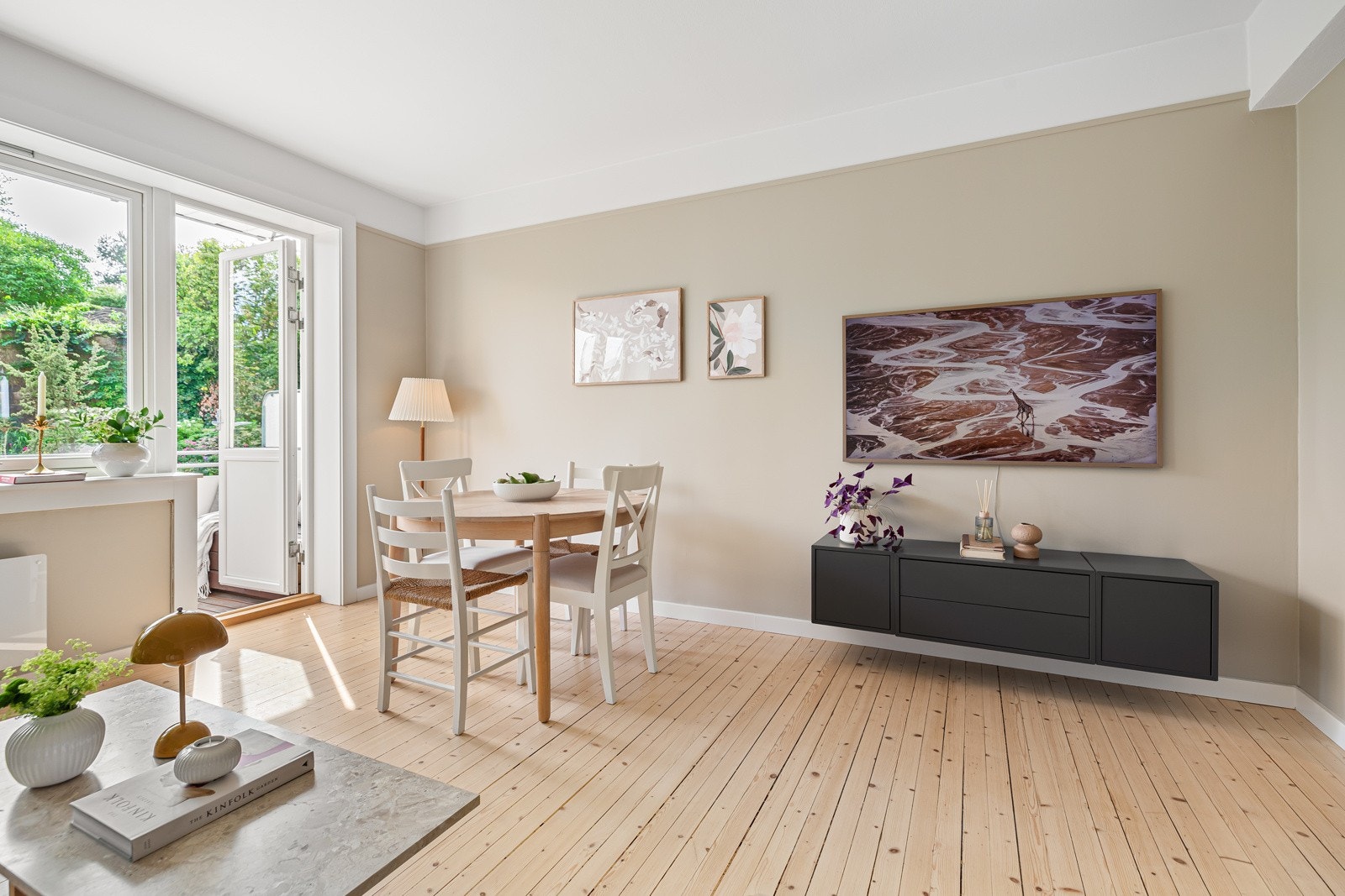 Fra stuen har du videre tilgang til leiligheten balkong Galleribilde