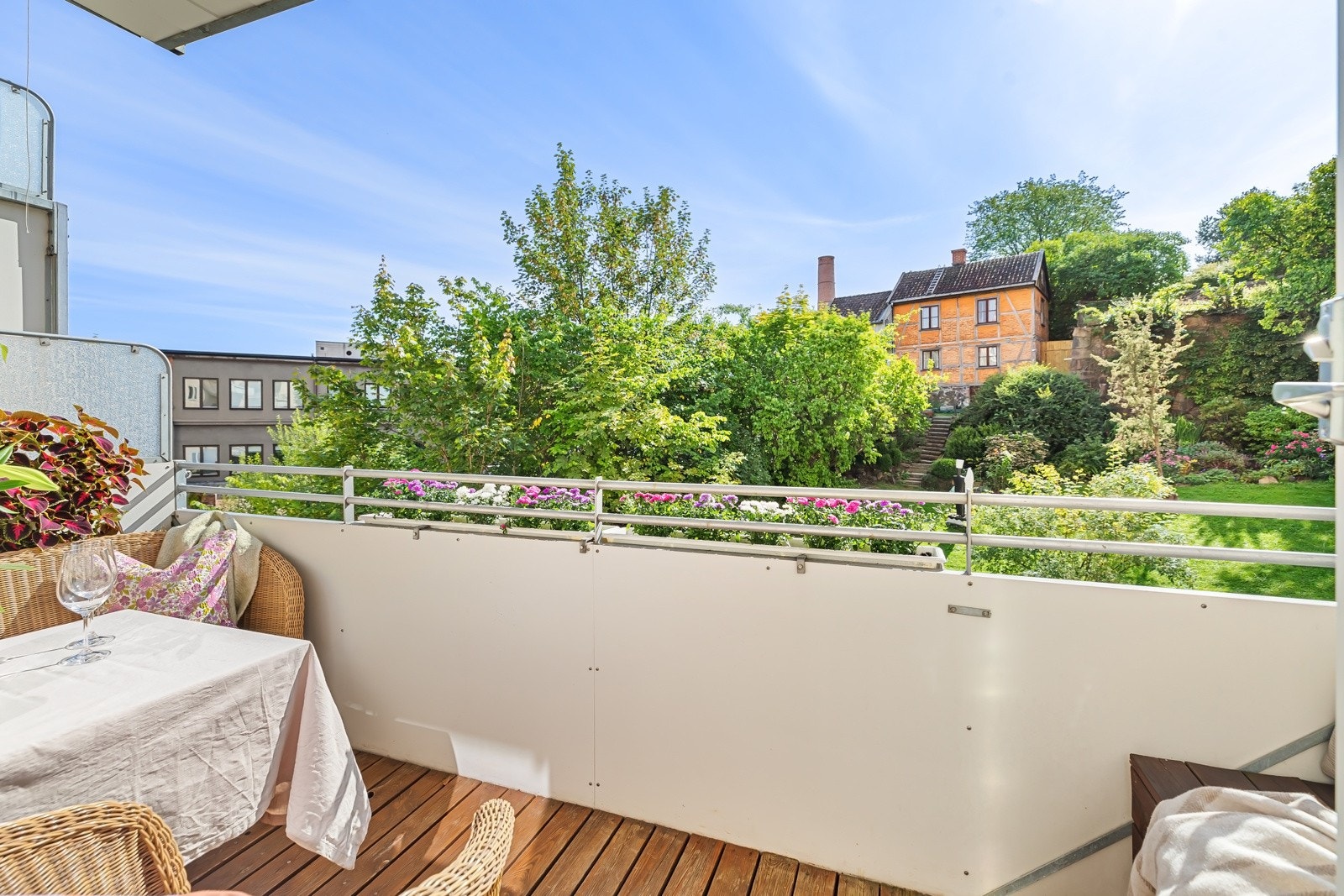 Balkongen er sydøst-vendt og er målt til 5,9m² Galleribilde