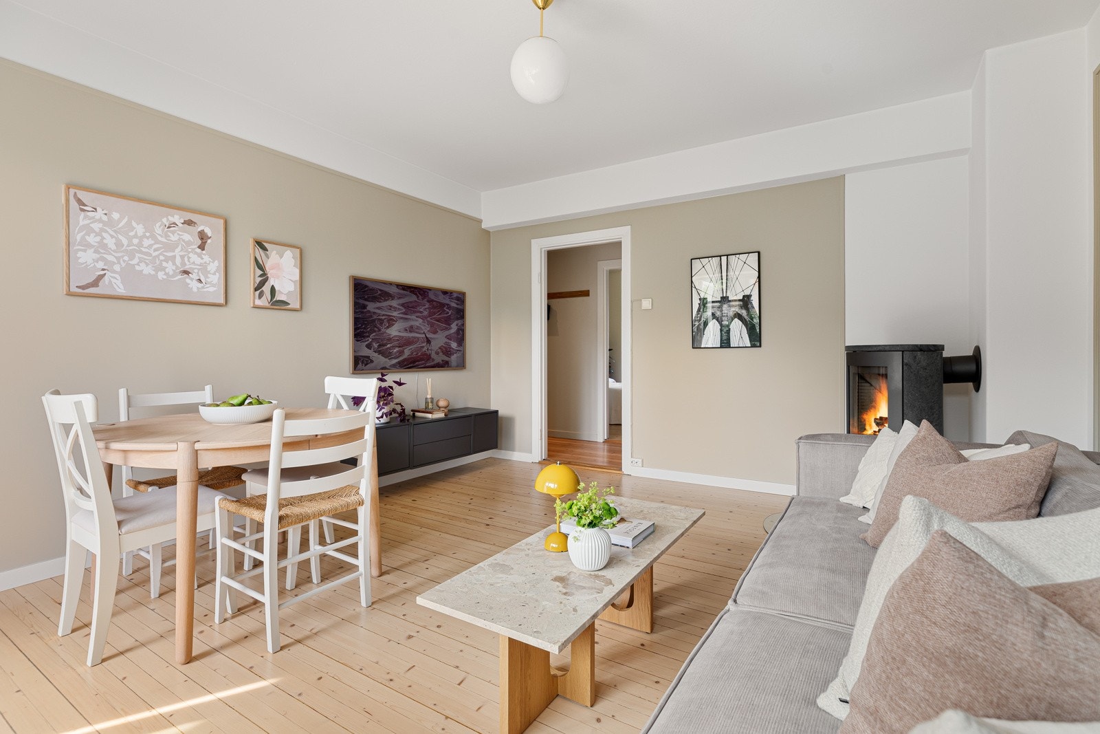 Stuens romløsning gir god plass til møbleringsalternativer Galleribilde